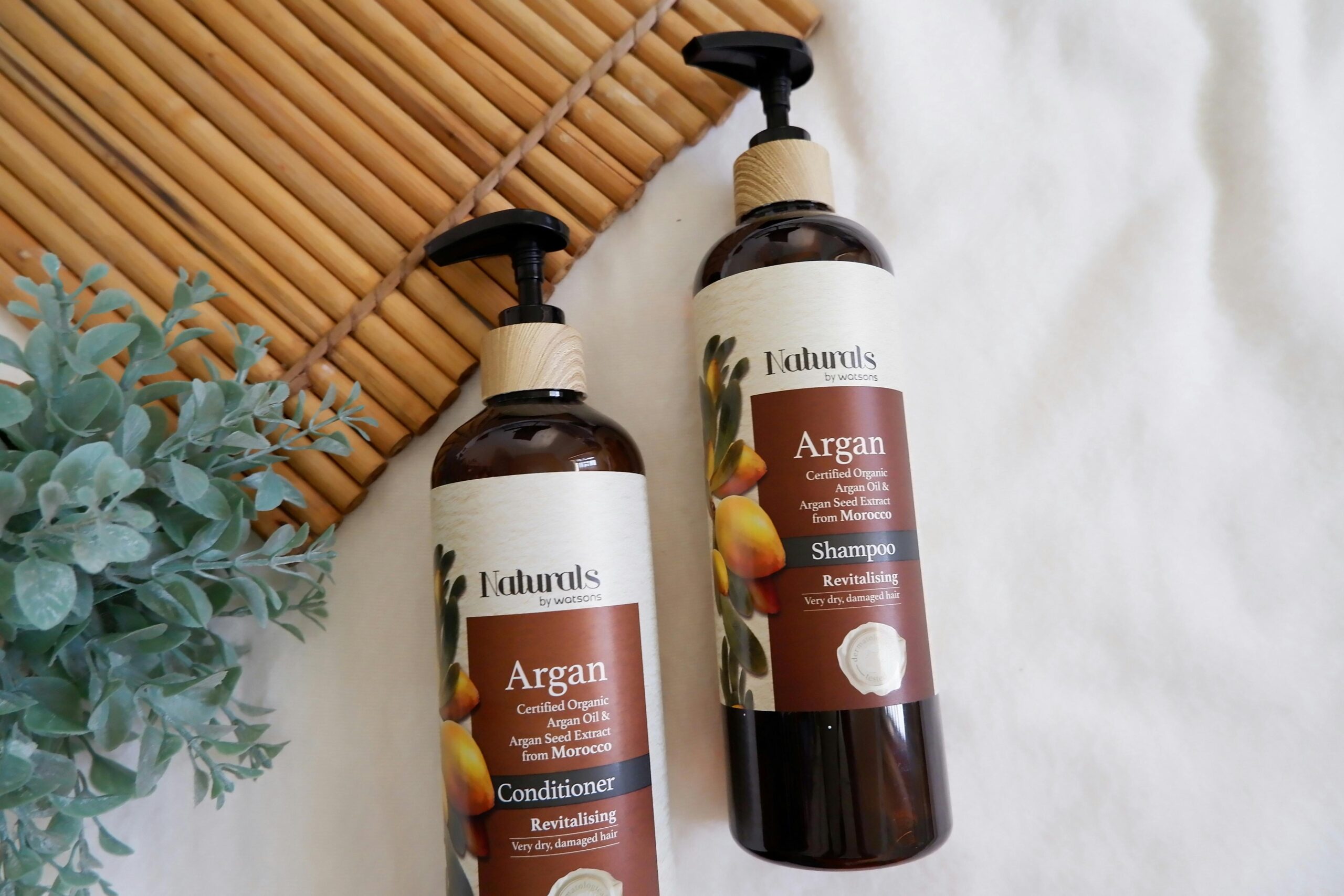 Botellas de aceite de argán en la empresa de Argana